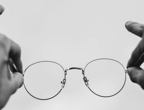 Brille putzen: 7 Tipps für klare Sicht ohne Beschädigungen